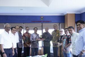 Penyerahan plakat di Universitas Hasanuddin