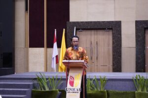 Pria berbatik berpidato di podium UNHAS