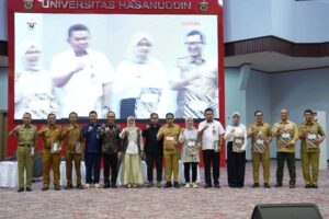 Pejabat berfoto bersama di Universitas Hasanuddin