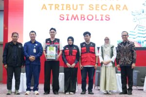 Penyerahan atribut secara simbolis di acara resmi