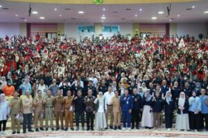 Foto bersama ribuan peserta di auditorium besar