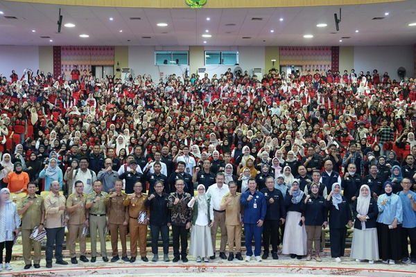 Foto bersama ribuan peserta di auditorium besar