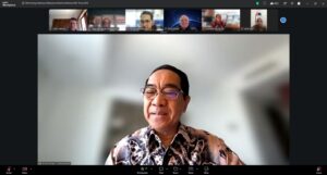Rektor berbicara dalam rapat Zoom daring