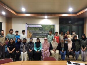 Foto bersama peserta pelatihan laminasi bambu