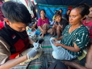PDua Ketua BEM Unhas Turun ke Lokasi Bencana, Bantu Warga di Manggarai Timur