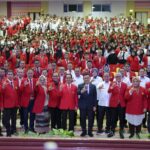 Foto bersama peserta berjas merah dan putih di auditorium