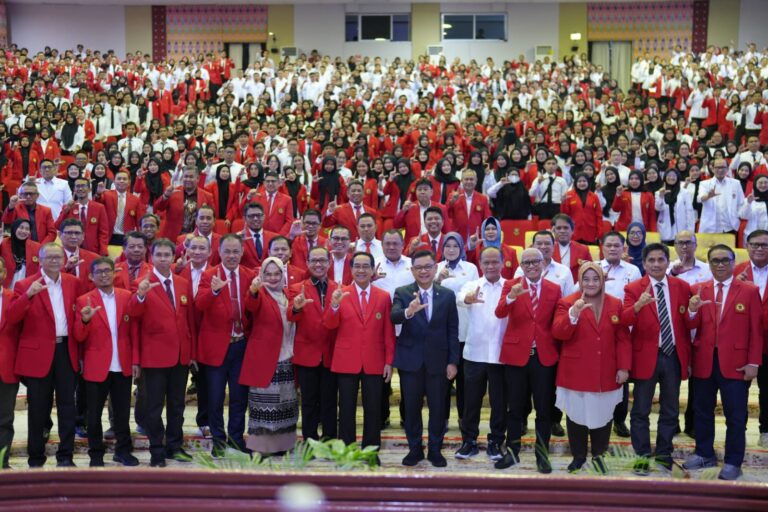 Foto bersama peserta berjas merah dan putih di auditorium