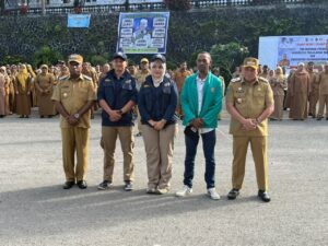 Pejabat dan tamu berdiri di acara resmi