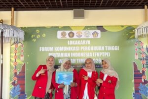 Empat perempuan berjas merah memegang sertifikat