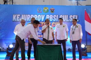 Pejabat membuka Kejurprov PBSI Sulsel di panggung