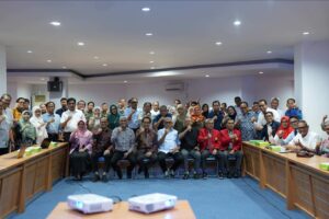 Peserta rapat berfoto bersama sambil mengepalkan tangan