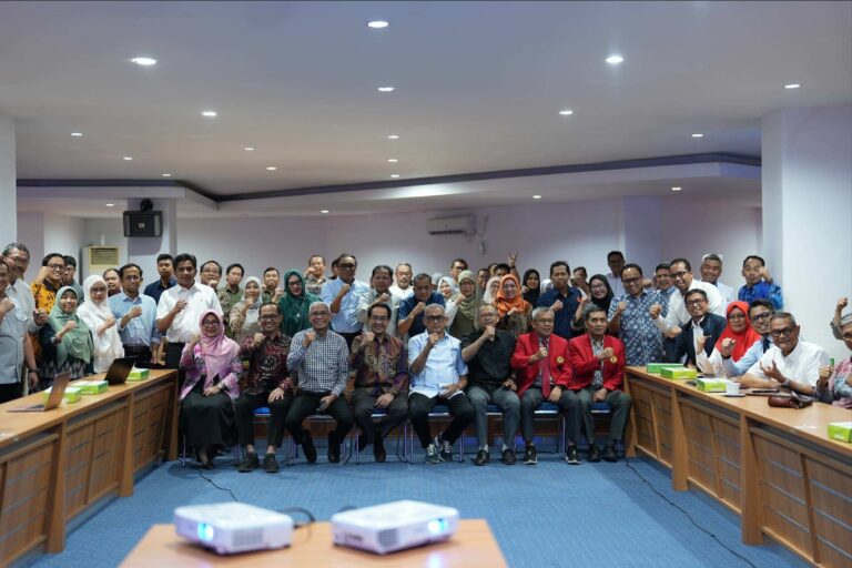 Peserta rapat berfoto bersama sambil mengepalkan tangan