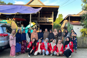 Soppeng, 21 Juli 2025 — Persoalan kesehatan di tingkat desa kerap terlihat melalui pengalaman warga dalam kehidupan sehari-hari. Di Dusun Bakke, Desa Ganra, warga menghadapi sejumlah persoalan, mulai dari hipertensi dan kolesterol tinggi pada kelompok dewasa, kasus stunting, kualitas air bersih, saluran pembuangan yang berbau, hingga paparan asap rokok di dalam rumah. Persoalan tersebut dihimpun mahasiswa Fakultas Kesehatan Masyarakat Universitas Hasanuddin (FKM Unhas) Posko 33 Desa Ganra melalui Focus Group Discussion (FGD) I bersama kader posyandu dan masyarakat Dusun Bakke, Kecamatan Ganra, Kabupaten Soppeng, Senin (21/7). Kegiatan yang berlangsung pukul 15.30 WITA ini merupakan bagian dari rangkaian Praktik Belajar Lapangan I (PBL I). Mahasiswa menggunakan pendekatan partisipatif dengan menggali pengalaman, keluhan, dan kebutuhan kesehatan yang dirasakan langsung oleh masyarakat. Tim PBL I Posko 33 Desa Ganra beranggotakan tujuh mahasiswa, yakni Nur Pratika Adeliyana Latif dari peminatan Promosi Kesehatan dan Ilmu Perilaku (PKIP), Fransisca Budi Ayuningsih Ruliawan dari Kesehatan Lingkungan, Rifka Sari dari Administrasi dan Kebijakan Kesehatan, Afra Izza Amatullah dan Zhafirah Yustiani dari Epidemiologi, Ekayanti Bubun dari Keselamatan dan Kesehatan Kerja, serta Farhana Putri Qanitah dari Manajemen Rumah Sakit. Kegiatan tersebut mendapat pendampingan dari Supervisor Basir, SKM., M.Sc. Hasil diskusi menunjukkan hipertensi dan kolesterol tinggi sebagai keluhan kesehatan yang banyak ditemukan pada masyarakat dewasa. Temuan tersebut memperlihatkan kebutuhan terhadap penguatan deteksi dini dan pemantauan faktor risiko penyakit tidak menular di tingkat masyarakat. Pada kelompok anak, mahasiswa menemukan satu kasus stunting di wilayah Posyandu Dusun Bakke. Kasus tersebut merupakan bagian dari 15 kasus stunting yang tercatat di Kecamatan Ganra. Data ini turut diperhatikan dalam pemetaan kesehatan masyarakat, terutama terkait pemantauan pertumbuhan dan perkembangan anak. Persoalan lingkungan turut muncul dalam diskusi. Warga menyampaikan kondisi saluran pembuangan yang berbau akibat limbah makanan serta air bersih yang keruh dan berasa. Kebiasaan merokok di dalam rumah juga mendapat perhatian karena sebagian besar perokok merupakan kepala keluarga. Situasi tersebut membuat anggota keluarga lain, termasuk anak-anak, berisiko terpapar asap rokok di lingkungan rumah. Warga juga mengungkapkan kebutuhan terhadap pemeriksaan kesehatan rutin dengan cakupan yang lebih luas, terutama pemeriksaan kolesterol dan asam urat yang masih jarang dilakukan. Koordinator Desa PBL I Posko 33 Desa Ganra, Nur Pratika Adeliyana Latif, mengatakan informasi dari masyarakat memberikan pijakan bagi mahasiswa dalam menentukan prioritas persoalan kesehatan. “Suara langsung dari masyarakat memberikan gambaran nyata tentang tantangan kesehatan yang mereka hadapi sehari-hari. Informasi ini penting untuk membantu kami menentukan persoalan yang perlu diprioritaskan,” ujarnya. Bagi mahasiswa kesehatan masyarakat, FGD tersebut menjadi ruang untuk menghubungkan pengetahuan akademik dengan kondisi kesehatan di lapangan. Informasi tentang penyakit, lingkungan, perilaku, serta kebutuhan pelayanan kesehatan dihimpun sebagai bagian dari proses analisis masalah kesehatan berbasis masyarakat. Temuan FGD selanjutnya digunakan dalam penyusunan prioritas masalah dan perencanaan kegiatan PBL I di Desa Ganra. Pendekatan partisipatif tersebut diharapkan menghasilkan rekomendasi yang sesuai dengan kebutuhan masyarakat dan kondisi wilayah. Kegiatan ini mendukung penguatan kualitas sumber daya manusia di bidang kesehatan sejalan dengan arah Asta Cita. Upaya tersebut juga berkontribusi pada pencapaian Sustainable Development Goals (SDGs), khususnya Tujuan 3 tentang kehidupan sehat dan kesejahteraan.