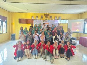 Foto bersama peserta seminar di aula sekolah