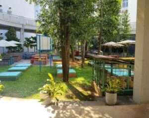 Halaman taman dengan pohon, bangku, dan gazebo