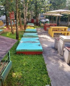Jalur pijakan warna-warni di taman kafe