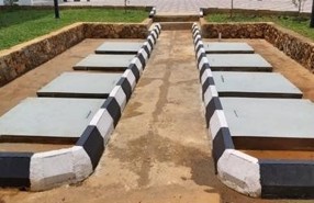 Dua makam berlapis beton dengan pembatas hitam-putih