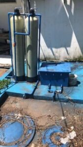 Unit filter air dengan dua tabung dan pompa