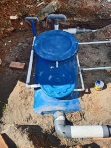 Tangki filter air biru dengan pipa PVC