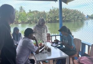 Kelompok berdiskusi di teras tepi danau
