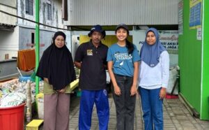 Empat warga berpose di area pengelolaan sampah