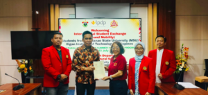 Group holding certificate at student exchange welcome event
