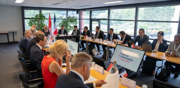 France-Indonesia delegation meeting in modern conference room