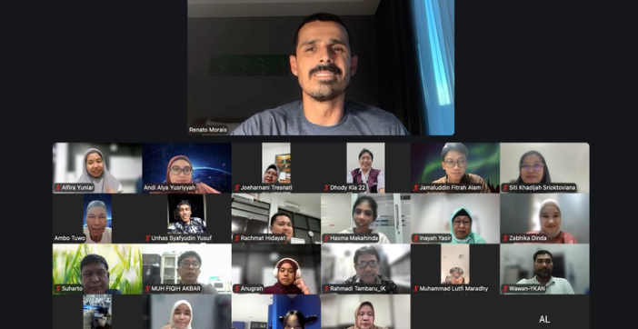 Virtual meeting grid with multiple participants on screen