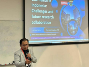 Presenter speaking at One Health Indonesia seminar
