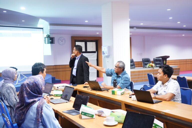 Peserta berdiskusi dalam rapat dengan laptop di ruang konferensi