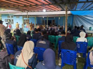 Pertemuan warga di bawah tenda biru