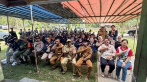 Kelompok besar berfoto bersama di bawah tenda