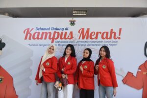 Empat mahasiswi berjaket merah di acara kampus
