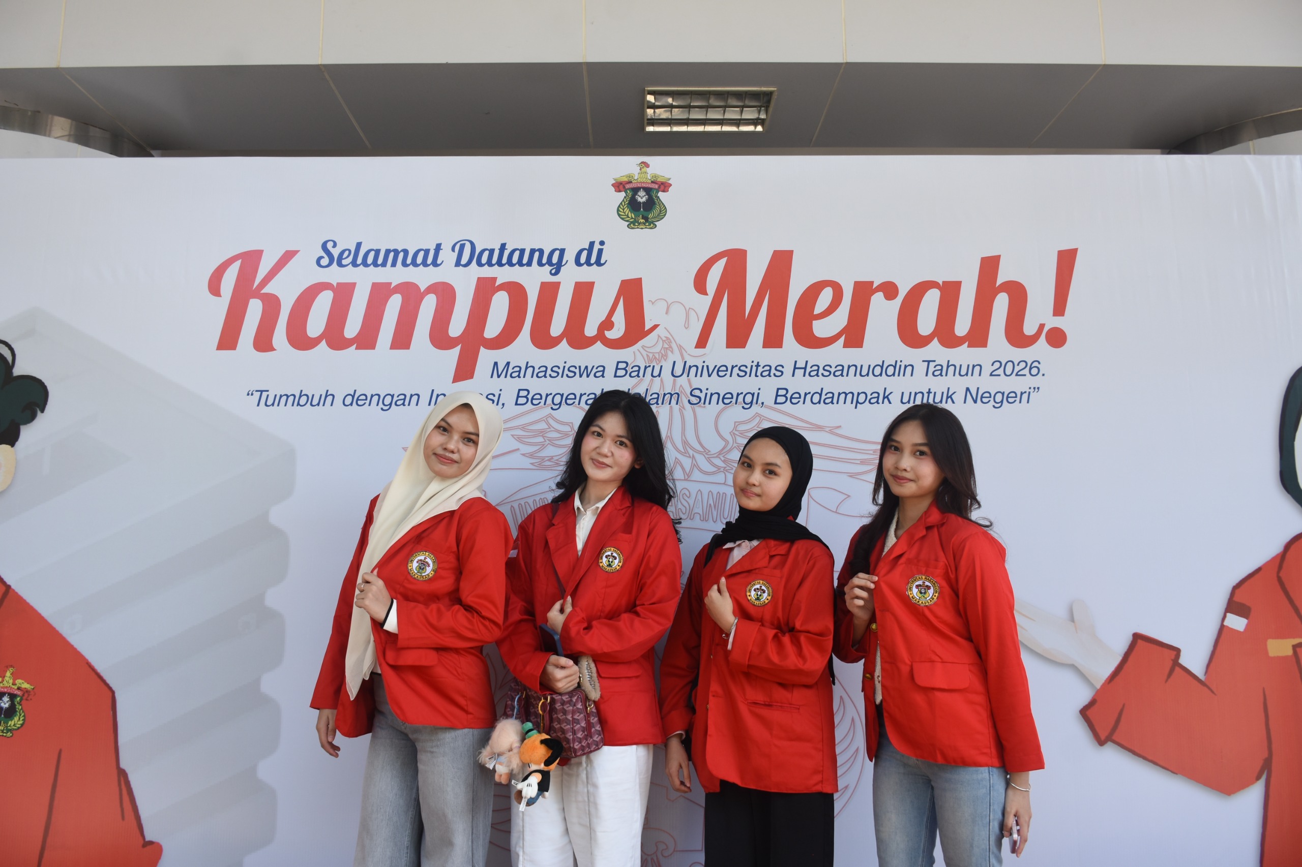 Empat mahasiswi berjaket merah di acara kampus
