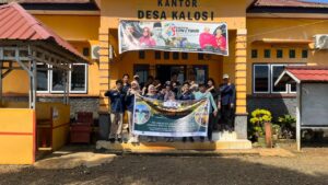Tim berfoto di Kantor Desa Kalosi