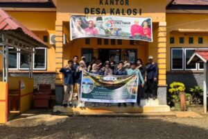 Sekelompok orang berfoto di depan Kantor Desa Kalosi
