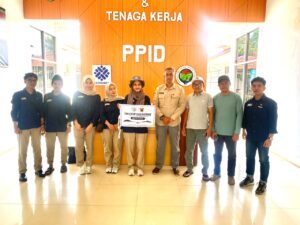 Tim Ekspedisi Patriot berfoto di kantor PPID
