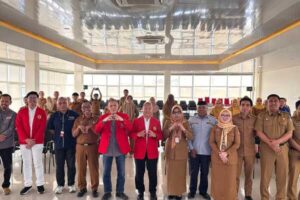 Pejabat dan tamu berfoto bersama di aula