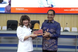 Penyerahan cendera mata di Ruang Senat Unhas