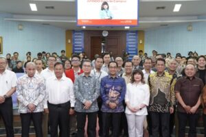 Foto bersama peserta acara APINDO di kampus