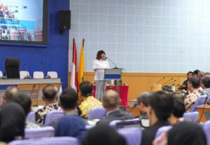 Pembicara berpidato di konferensi APINDO Indonesia