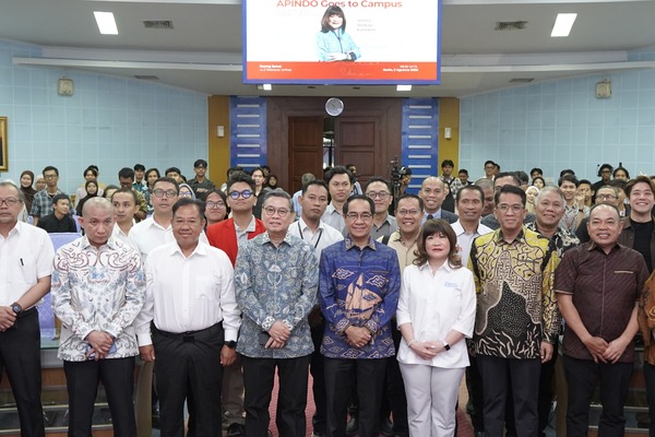 Foto bersama peserta acara APINDO di kampus