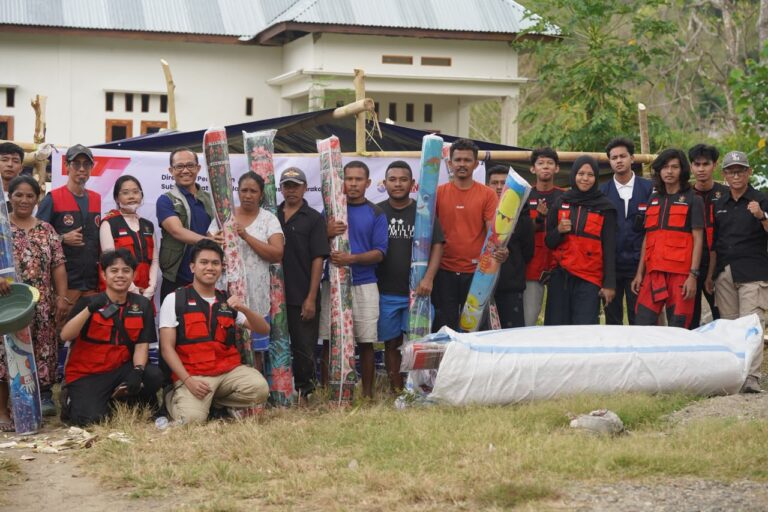 KKN Tanggap Bencana Unhas Salurkan Bantuan untuk 40 KK Terdampak di Manggarai Timur