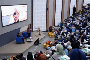 Pembicara menyampaikan kuliah di auditorium Universitas Hasanuddin