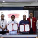 Penandatanganan MoU oleh enam pria di ruangan