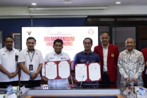 Penandatanganan MoU oleh enam pria di ruangan
