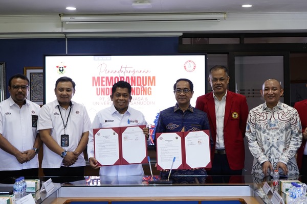 Penandatanganan MoU oleh enam pria di ruangan