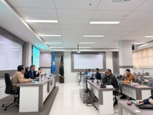 Rapat resmi di ruang konferensi modern