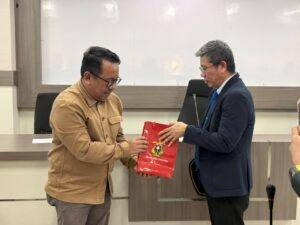 Penyerahan cendera mata di ruang rapat kampus