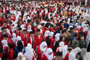 Kerumunan pelajar berseragam merah dan jilbab putih